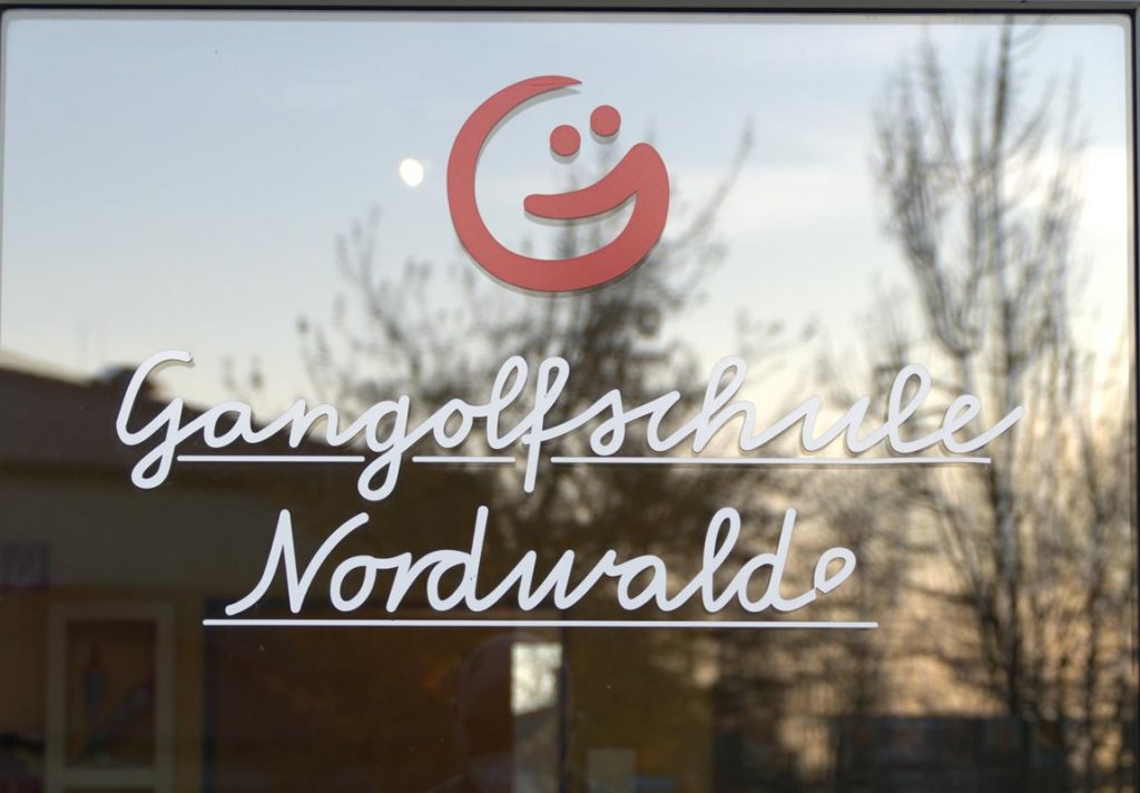 gangolfschule schriftzug auf fenstermit spiegelung